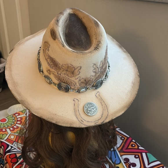 Buck Horn and  Horseshoe Burnt Rancher with Unique Concho and Concho Band. - Picture 9 of 12